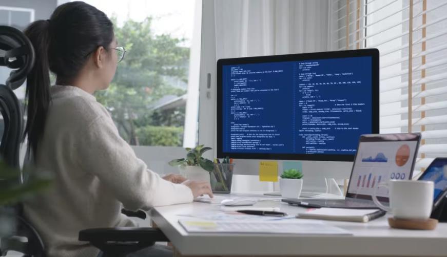 旬邑县软件开发公司实战建议:网站赋能,为何必须接入支持机器人?